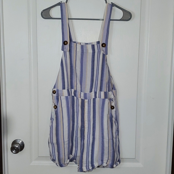 Hollister Pants - Juniors Hollister shorts romper size small